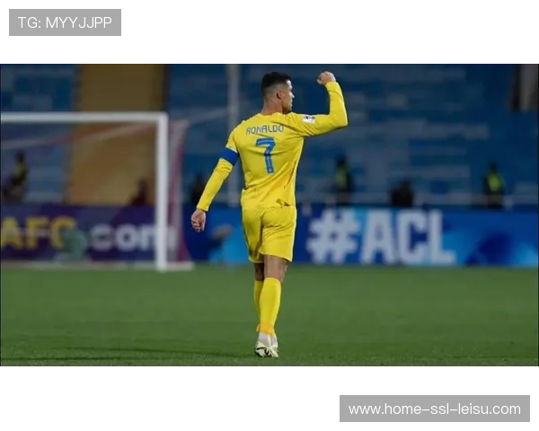 安菲尔德南看台致敬范戴克，红军队长带伤头槌破门