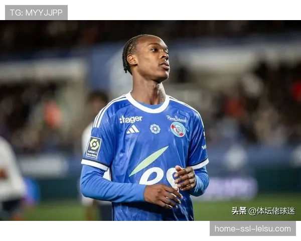 雨战中的温情：斯特拉斯堡球迷向场内投掷玩具支援儿童医院